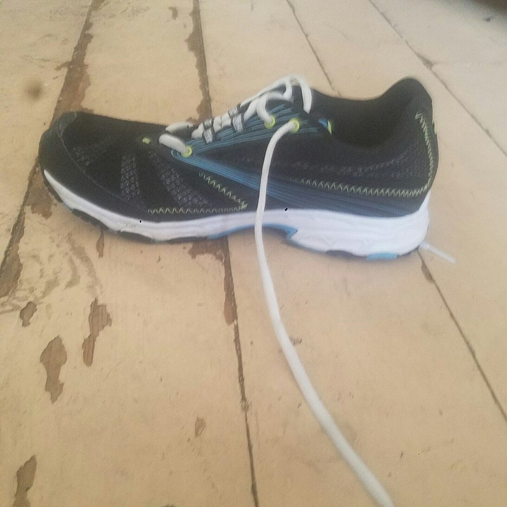 New Balance women's shoes size 6  M fresh foam model 687 black